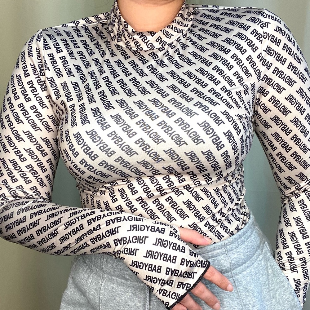 Thump holes graphic tee size L
